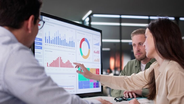Customer Experience Analytics Software: What It Is, What It Measures and How to Choose in 2026